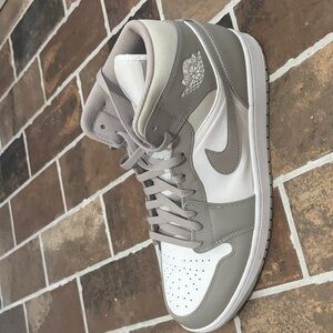 Air Jordan 1 MID SE Men's Gray and White High-Top Sneakers size 13